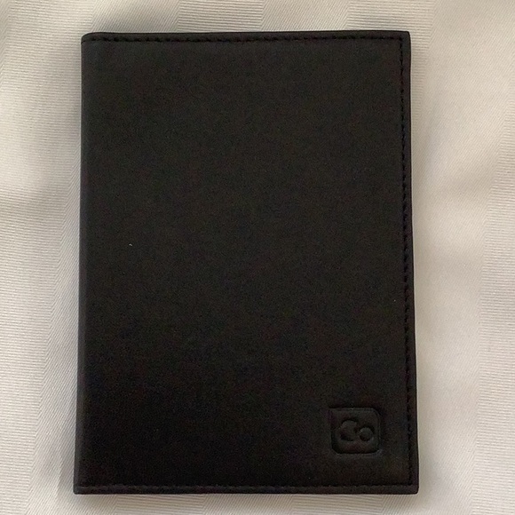 Travel Set -International Adapter Set - RFID Blocking Protection Passport Holder - Picture 5 of 6